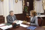 Уполномоченный по правам человека в НАО Лариса Свиридова вручила  Председателю Собрания депутатов НАО Александру Лутовинову Ежегодный доклад о деятельности   